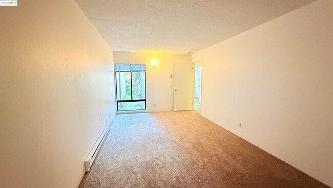 Building Photo - 2101 Shore Line Dr