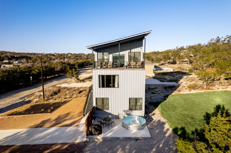 Building Photo - 1619 Lakeshore Dr