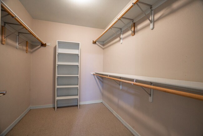 Building Photo - 3 bed 2 Bath townhome in a great location