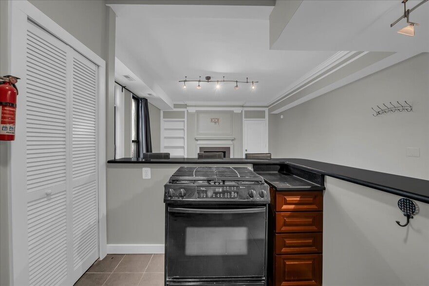 Building Photo - 2900 E Jefferson Ave