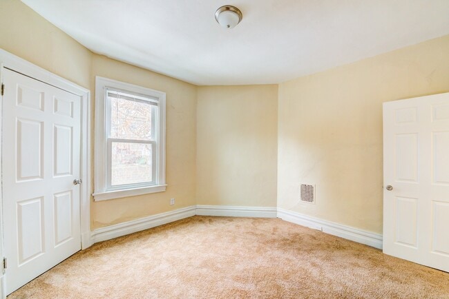 Building Photo - 433 Winton St