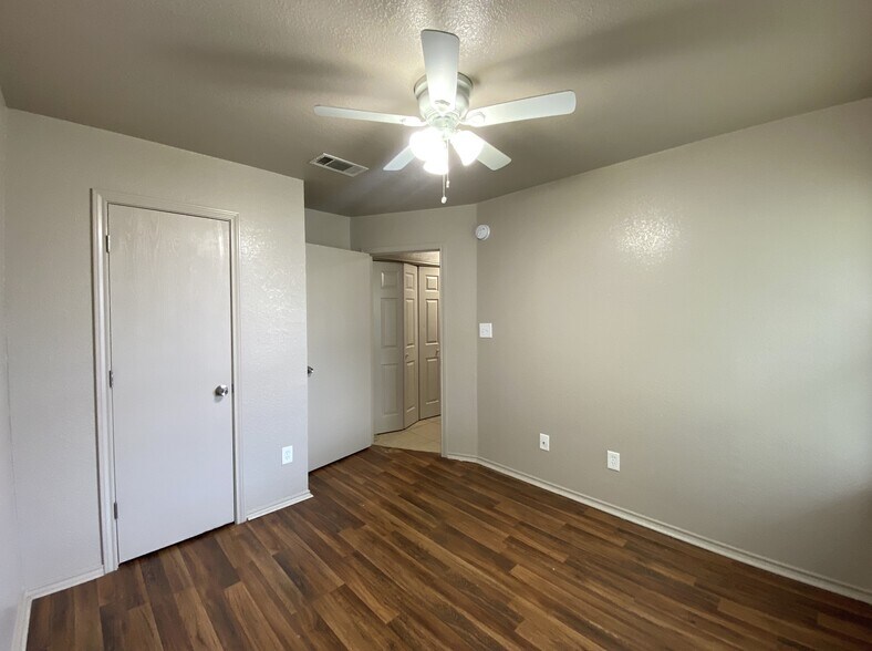 Building Photo - 3210 Toledo Dr