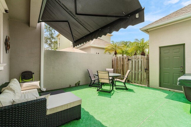 Building Photo - 212 W Thatch Palm Cir