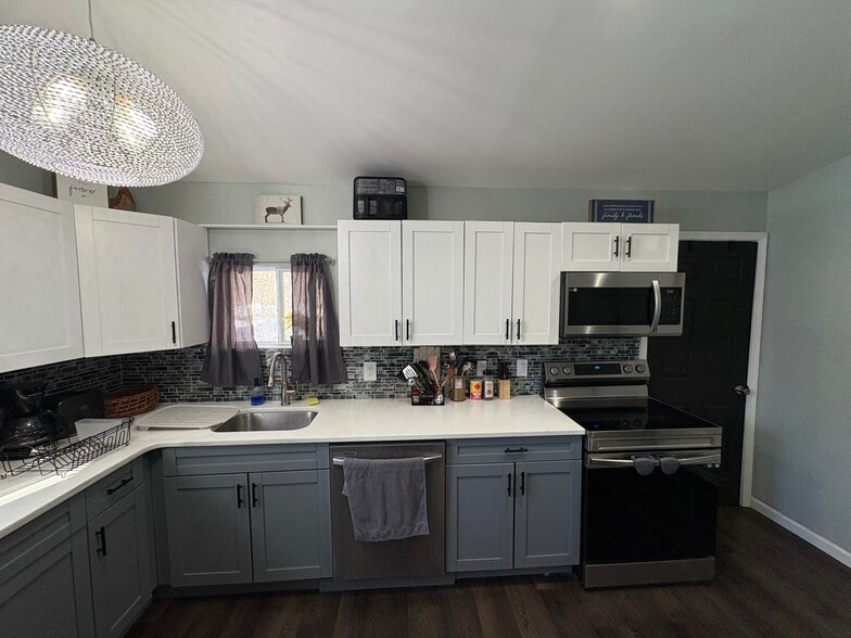 Kitchen - 3311 Woodland Dr