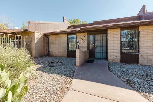 Building Photo - 2 Bedroom, 2 Bath Townhouse