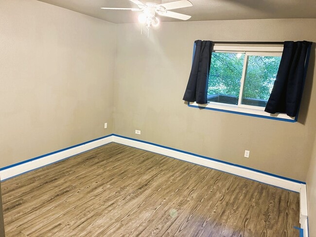 Building Photo - 1 Bedroom, 1 Bath Condo Available ASAP! Ve...