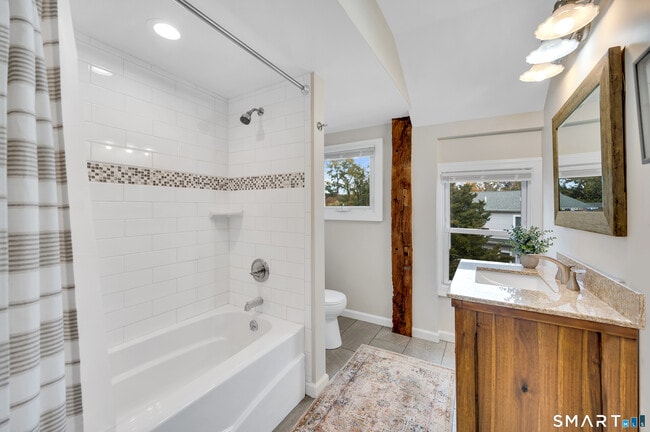 Building Photo - 736 Main St