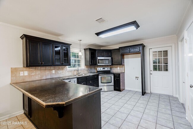 Building Photo - 213 Longleaf Dr