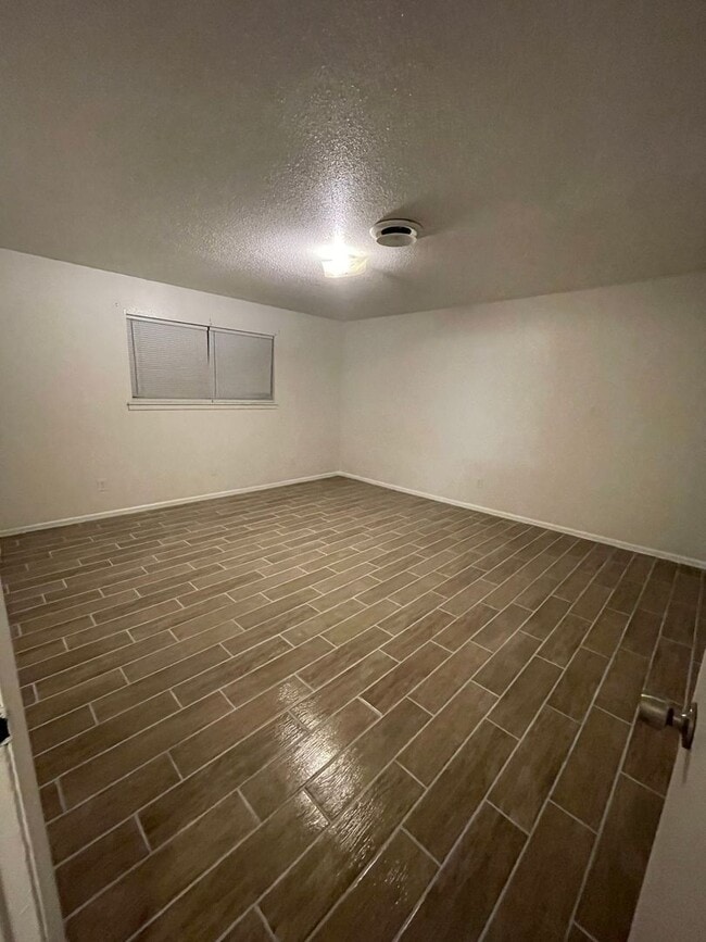 Building Photo - Spacious 2 bedroom with applicances