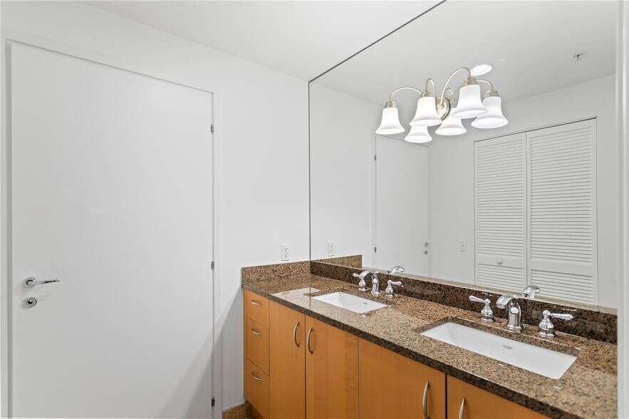 Building Photo - 300 S Biscayne Blvd