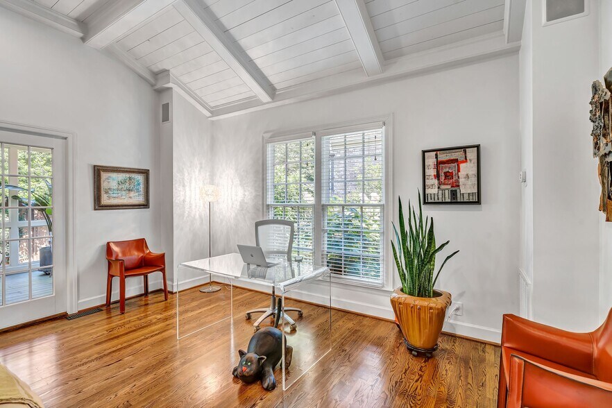 Building Photo - 204 Longwood Ct