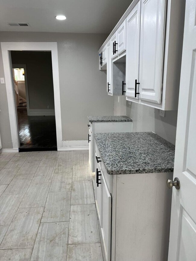 Building Photo - 4 Bed 2 Bath LARGE Home FOR RENT