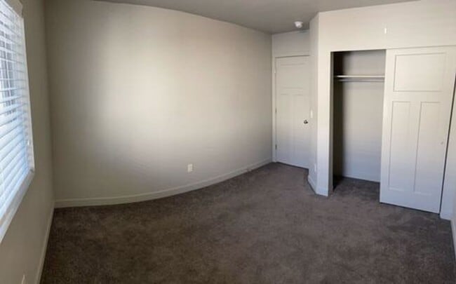 Building Photo - Charming 2 Story Townhome w/ 2 Attached Car Garage