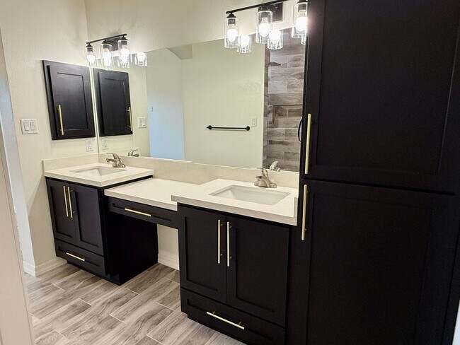 Building Photo - San Luis Corner Lot home with a Large Master Suite - 3 Bed 2 Bath Split Floor Plan