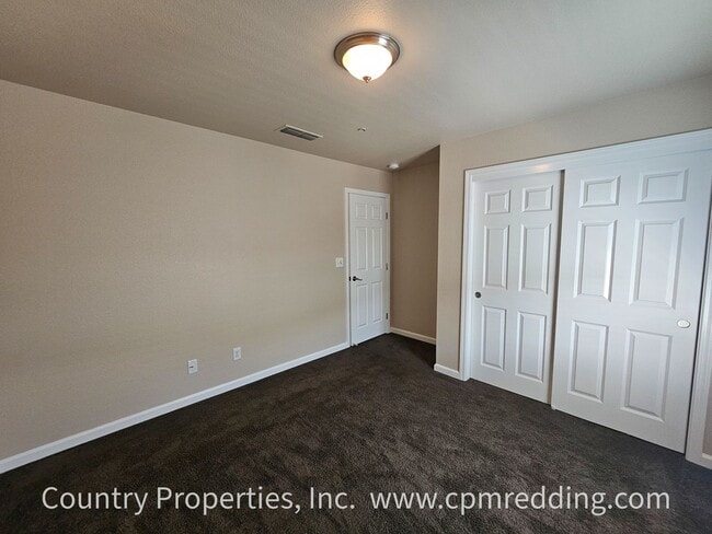 Building Photo - Spacious 5 Bedroom in the Heart of Redding!
