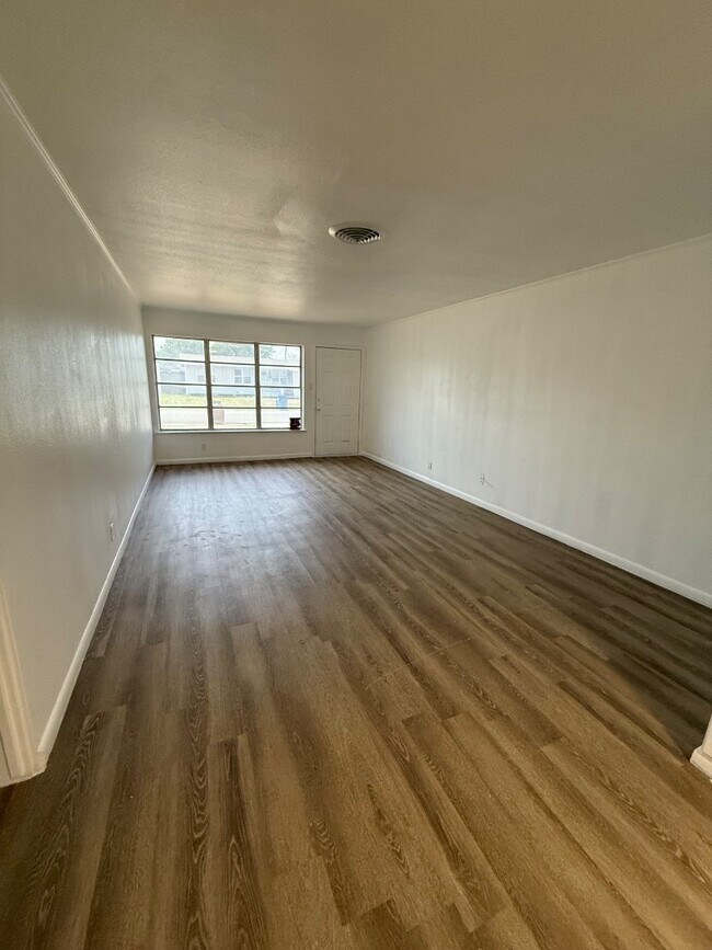 Building Photo - 1126 Stratton Dr