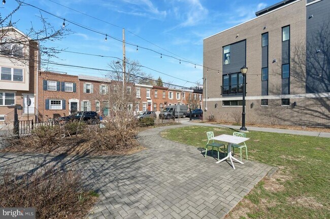 Building Photo - 2139 Montrose St