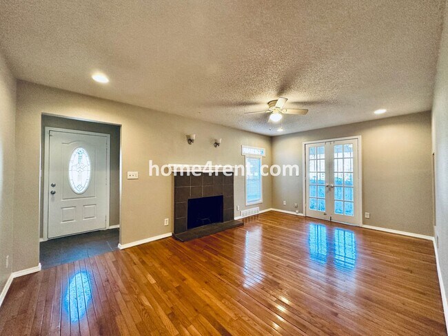 Building Photo - Featuring Wood Floors, SS Appliances, Upda...