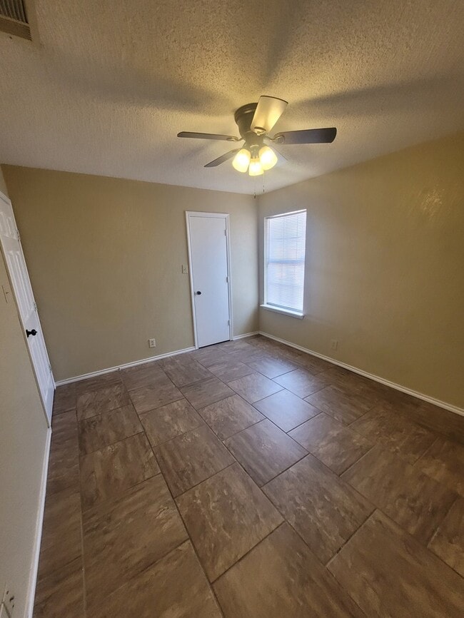 Building Photo - 3 bed 2 bath 2 car garage on cul-de-sac!