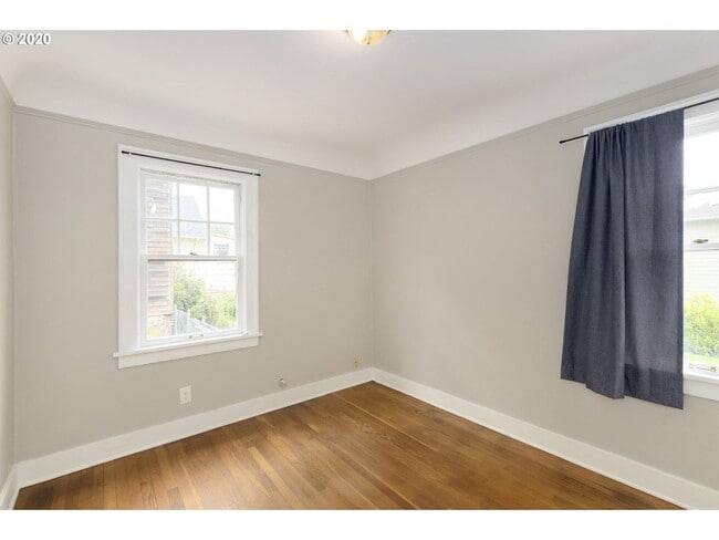 Building Photo - Spacious living in this renovated vintage ...