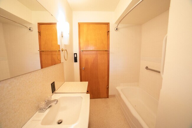 Building Photo - Large One Level Oregon City Home