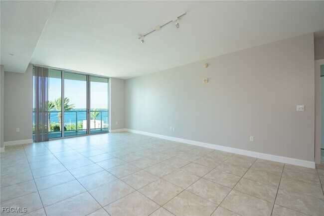 Building Photo - 3000 Oasis Grand Blvd