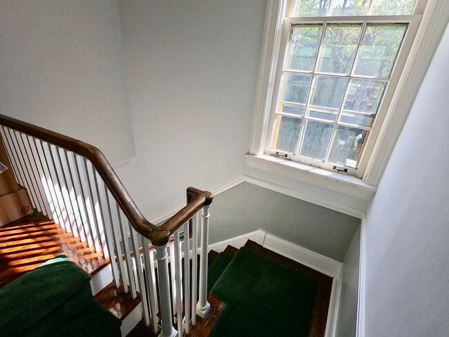 Building Photo - 9/1 Beautiful Hidden GEM. 2 Blocks from Wa...