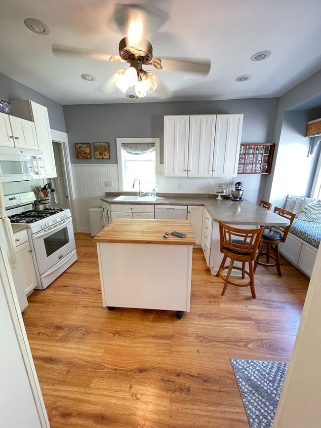Building Photo - AVAILABLE AUGUST 1ST - Beautiful Single Fa...
