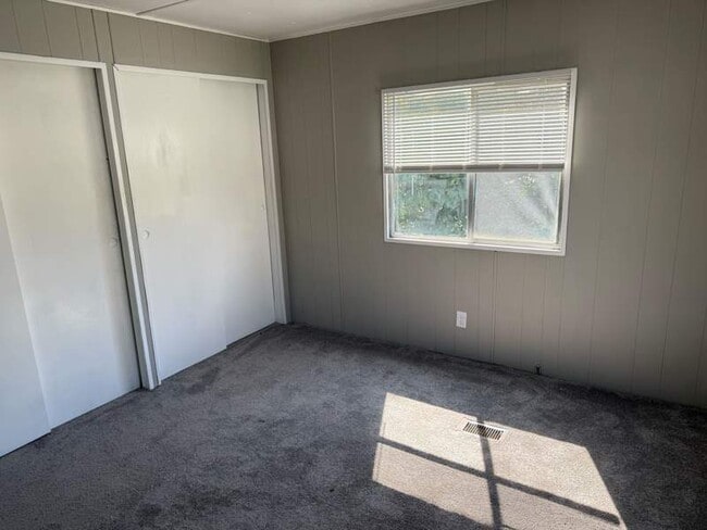 Building Photo - 2737 W Washington Center Rd