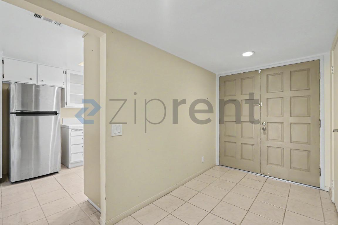 Building Photo - Unit