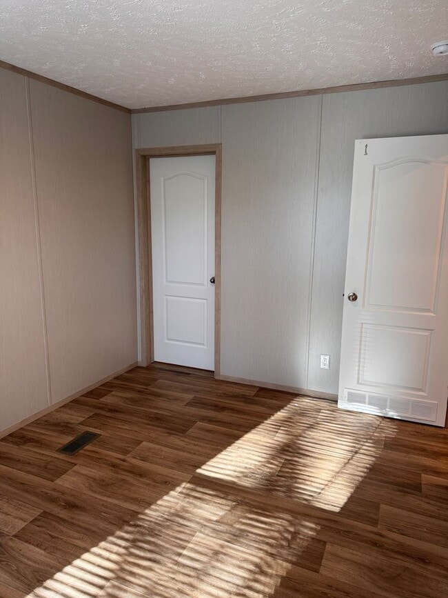 Building Photo - 3 Bedroom || 2 Bathroom in Concord