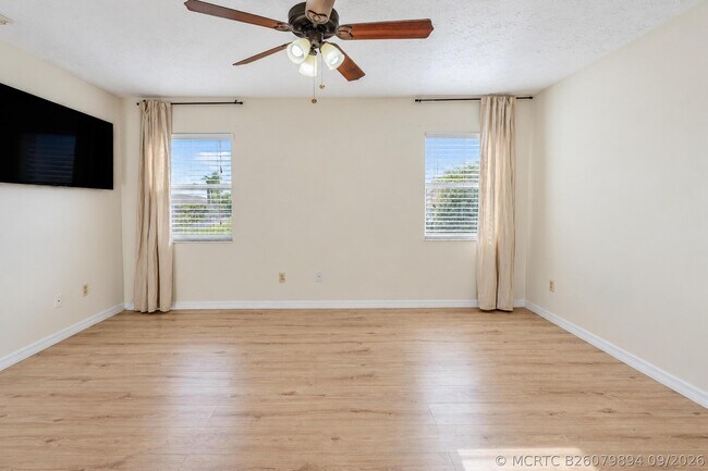 Building Photo - 974 SE Brookedge Ave