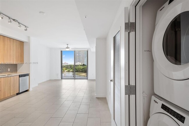 Building Photo - 2150 N Bayshore Dr