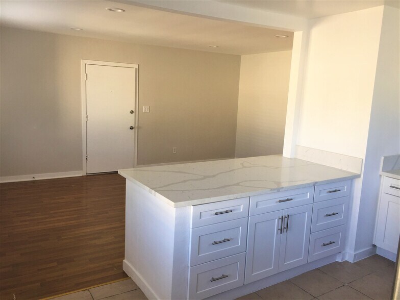 Building Photo - 12641 Vanowen St