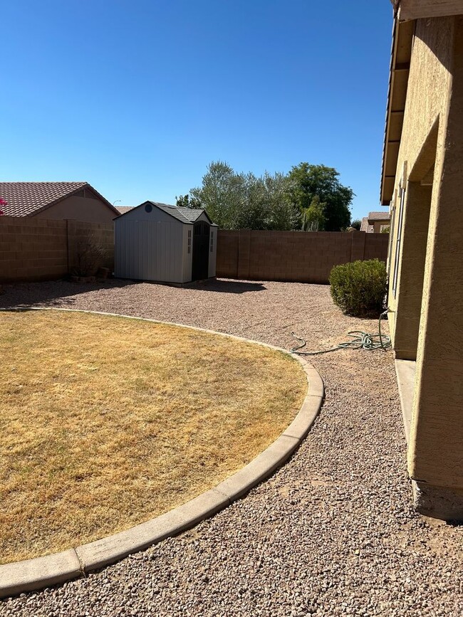 Building Photo - Near Basha High, 3 car tandem garage!