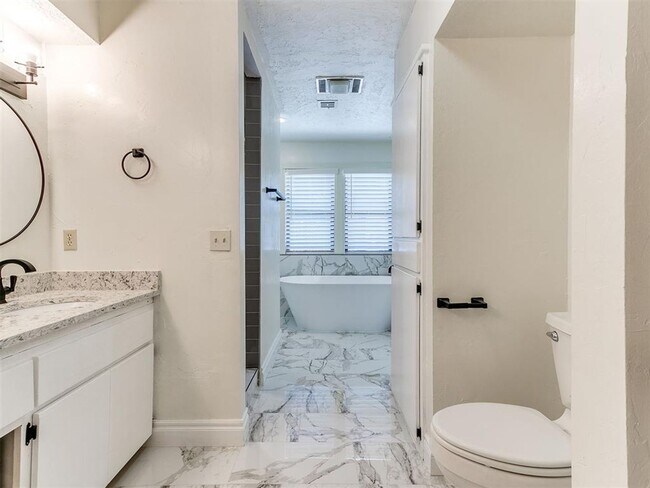 Building Photo - Family Home + Pool!