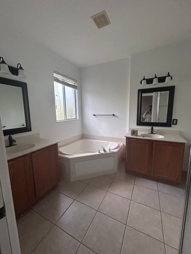 Building Photo - 2866 S Oasis Dr