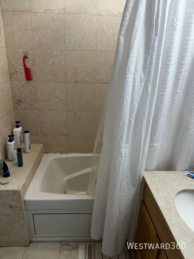 Building Photo - 2629 N Ashland Ave