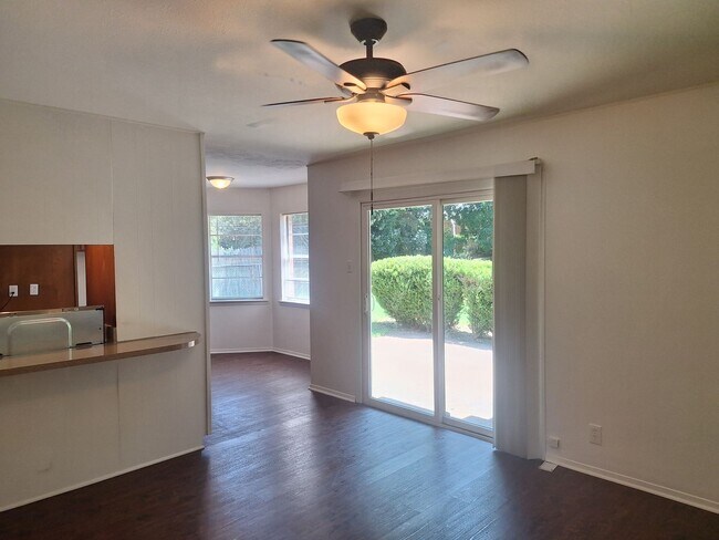 Building Photo - 513 Simmons Dr