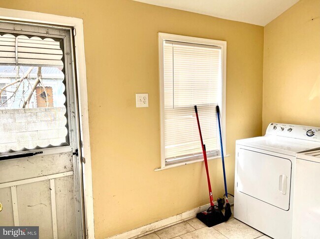 Building Photo - 18 N Ithan St