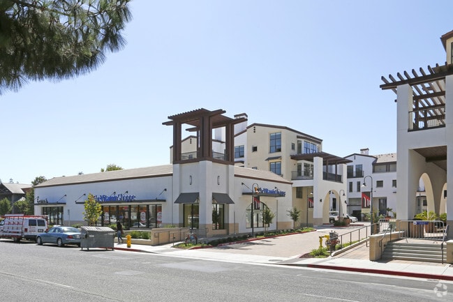 Building Photo - Colonnade