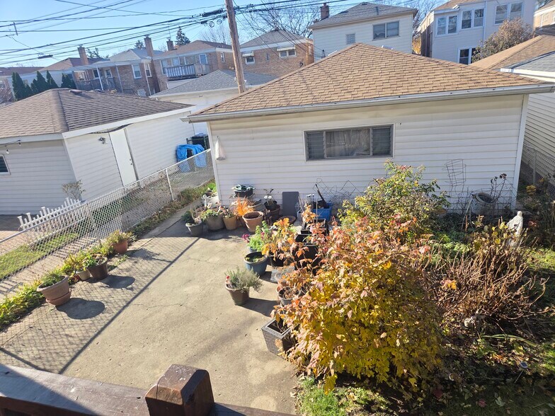 Building Photo - 5850 N Mulligan Ave