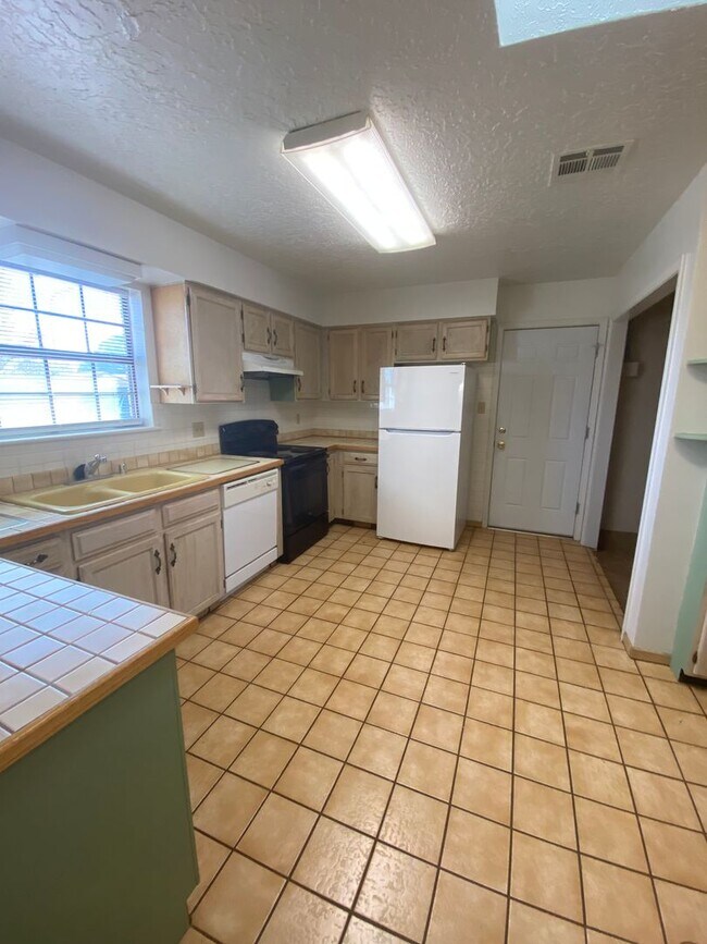 Building Photo - 675 Frank Maes Ave