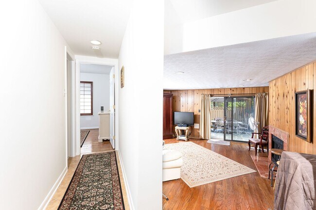 Building Photo - Stunning 4 Bedroom 3 and a Half Bath Bethe...