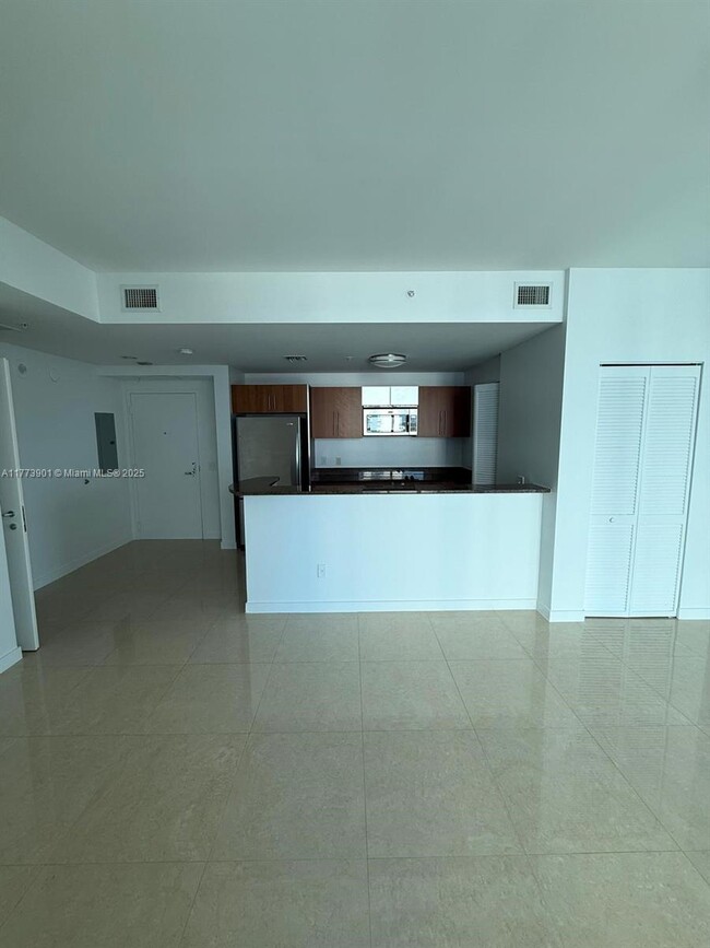 Building Photo - 300 S Biscayne Blvd
