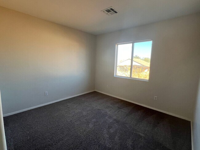 Building Photo - 1776 square foot 3 Bedroom home in El Mirage