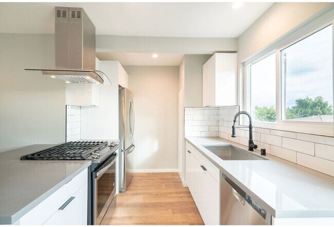 Building Photo - 5847 Willoughby Ave