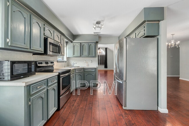 Building Photo - 5233 Clearview Dr