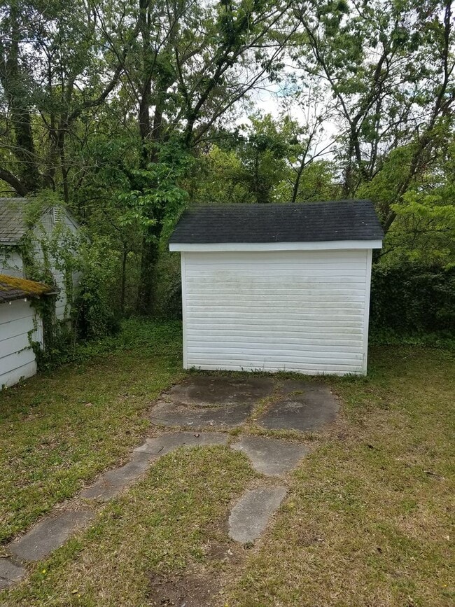 Building Photo - Spacious 4 Bedroom 3.5 Bath