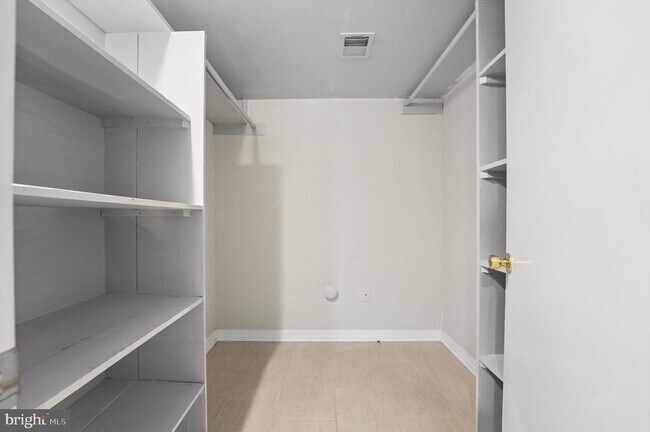 Building Photo - 229 Cabbel Dr